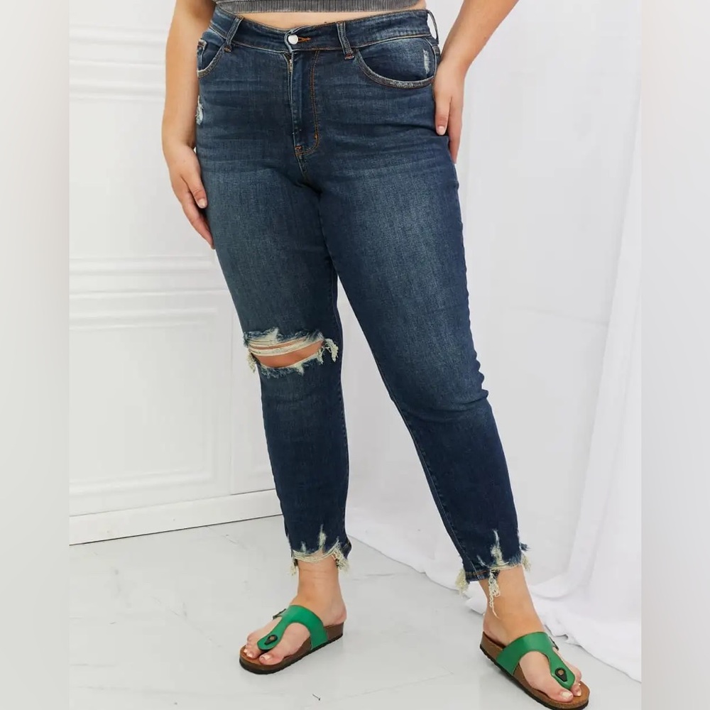 NWOT Judy Blue Mid Rise Distressed Cropped Jeans size 13